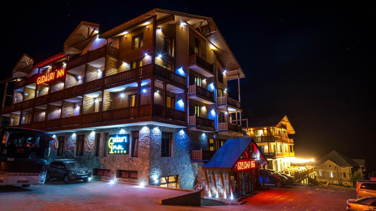 Gudauri Inn Exterior foto Night view of the resort