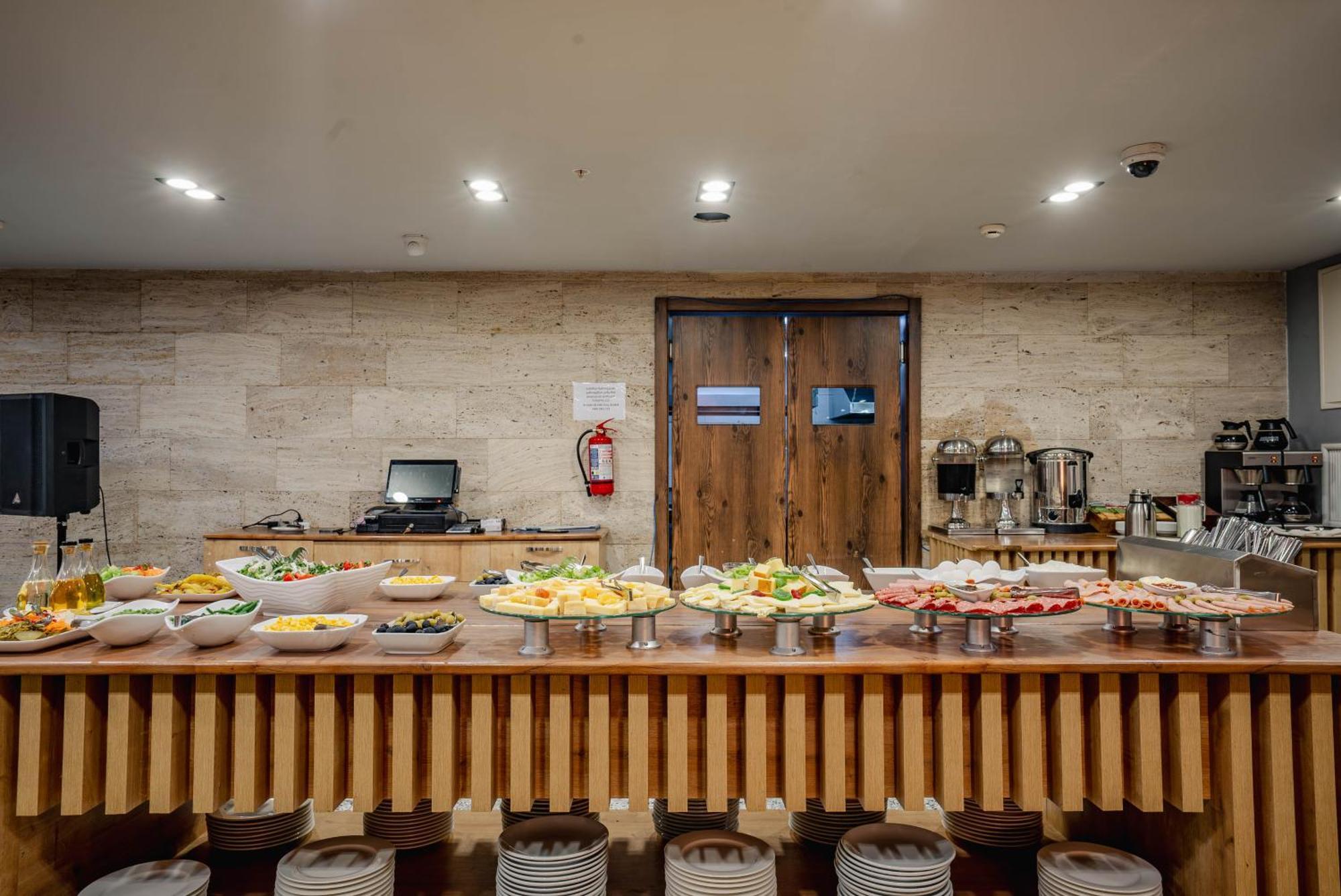 Gudauri Inn Exterior foto The buffet at the restaurant