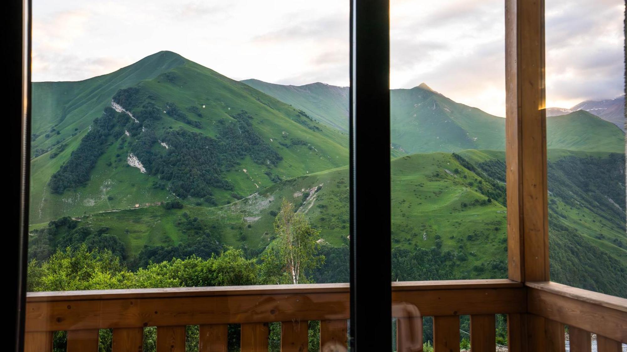 Gudauri Inn Exterior foto View of the range from the resort town of Rosa Khutor