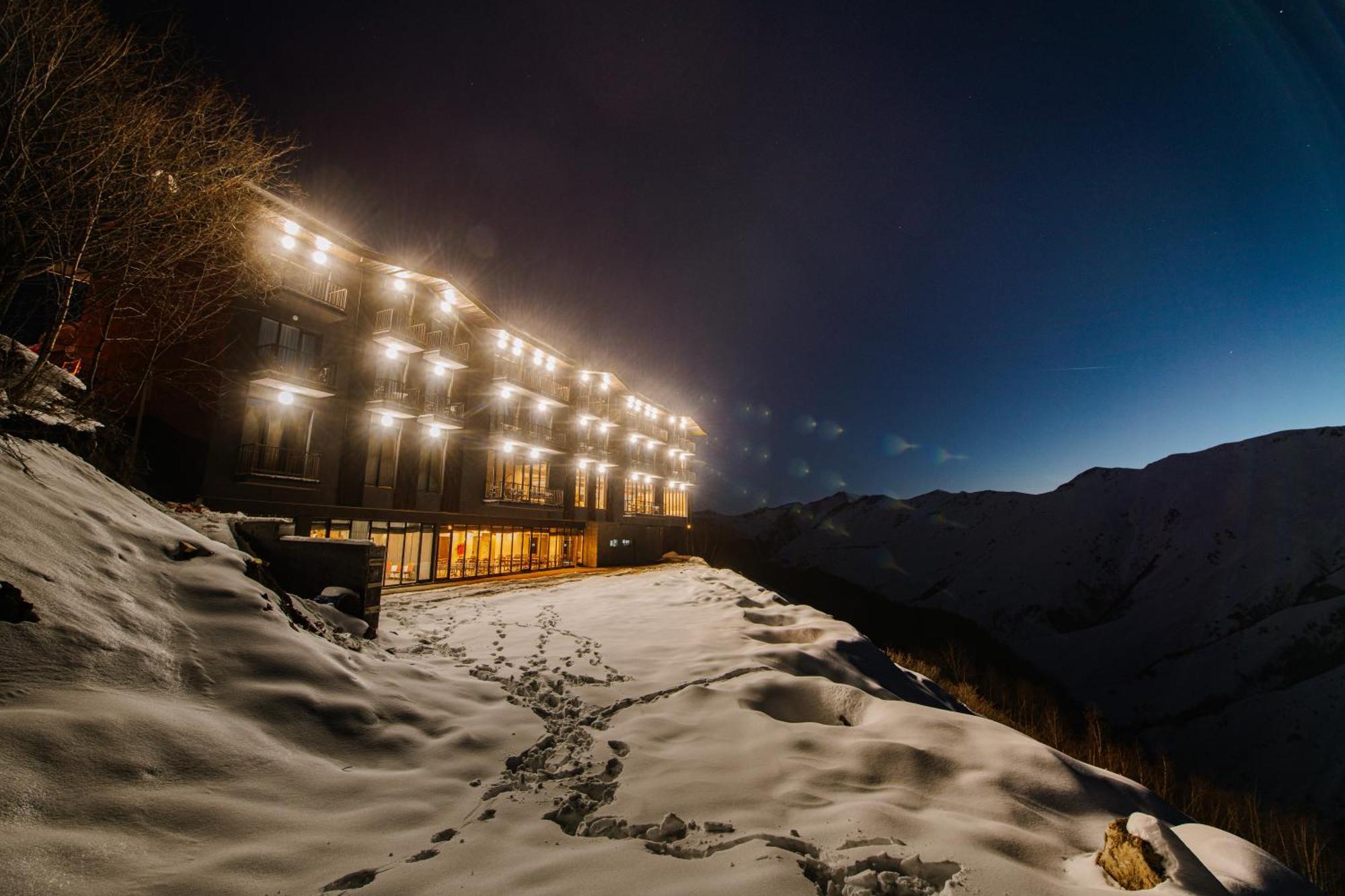 Gudauri Inn Exterior foto The hotel at night