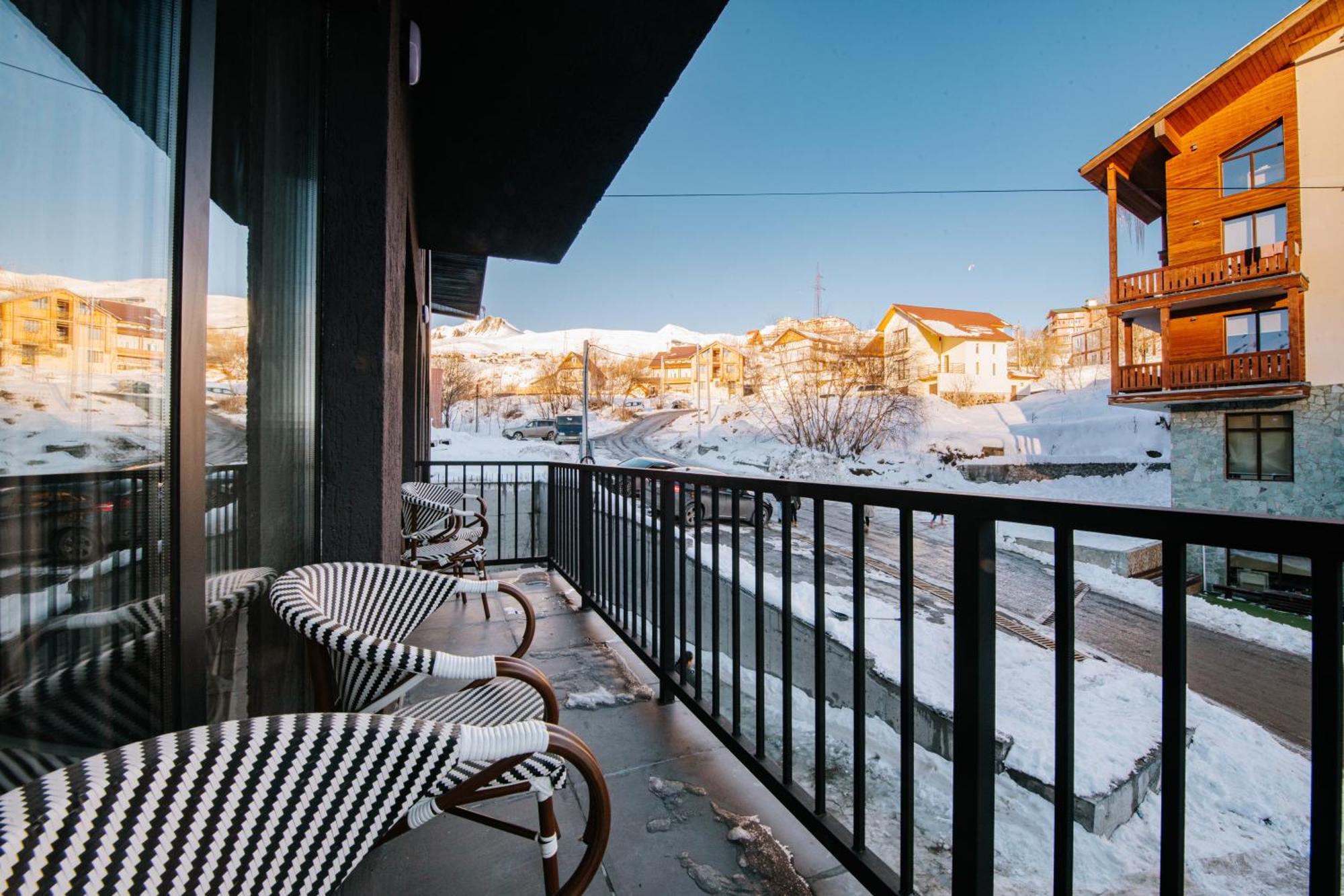 Gudauri Inn Habitación foto A balcony in the winter