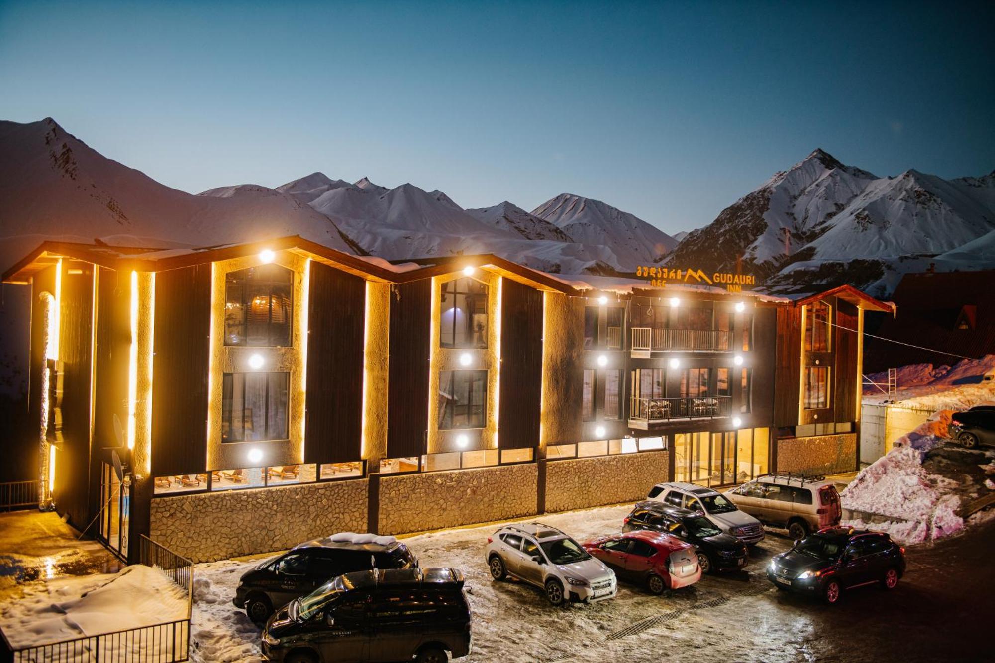 Gudauri Inn Exterior foto The hotel at night